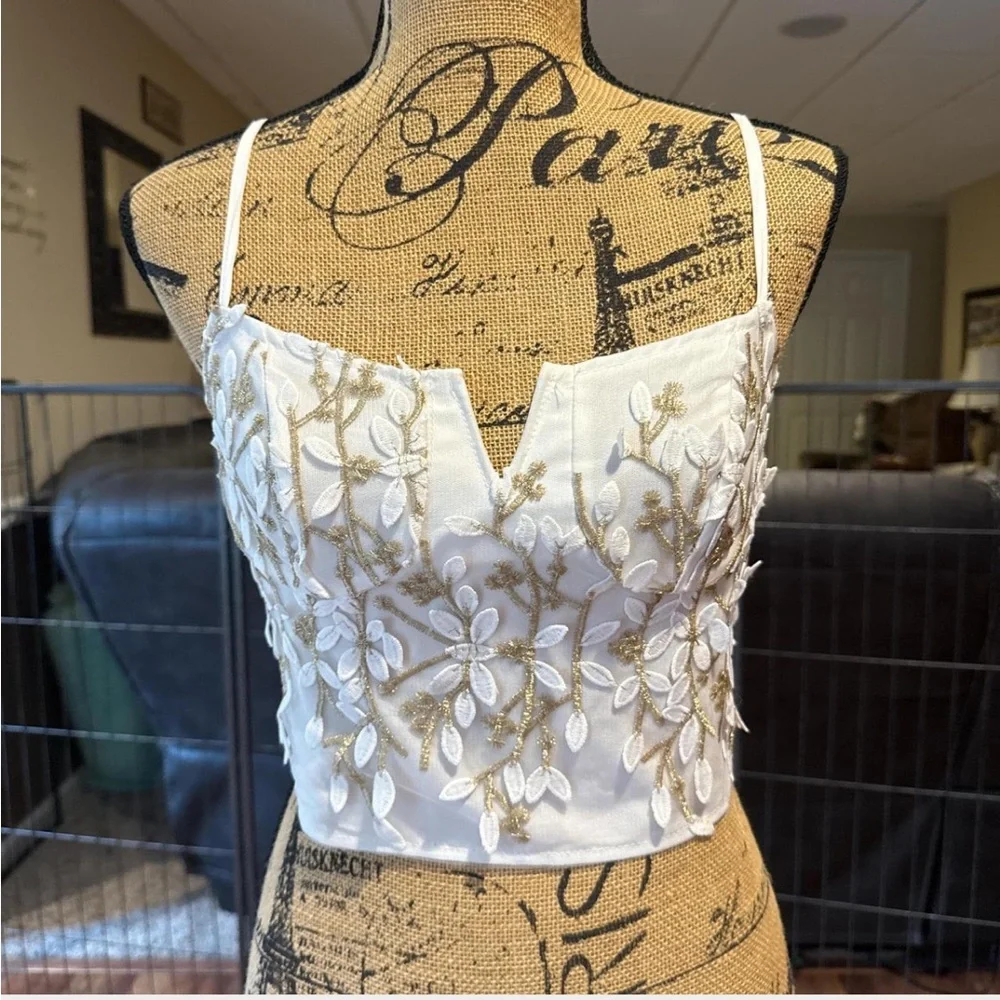 White and gold 3D floral corset style zip up back crop top - Picture 1 of 7